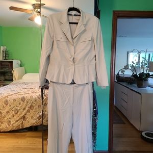 Tahari suit with tags 👌